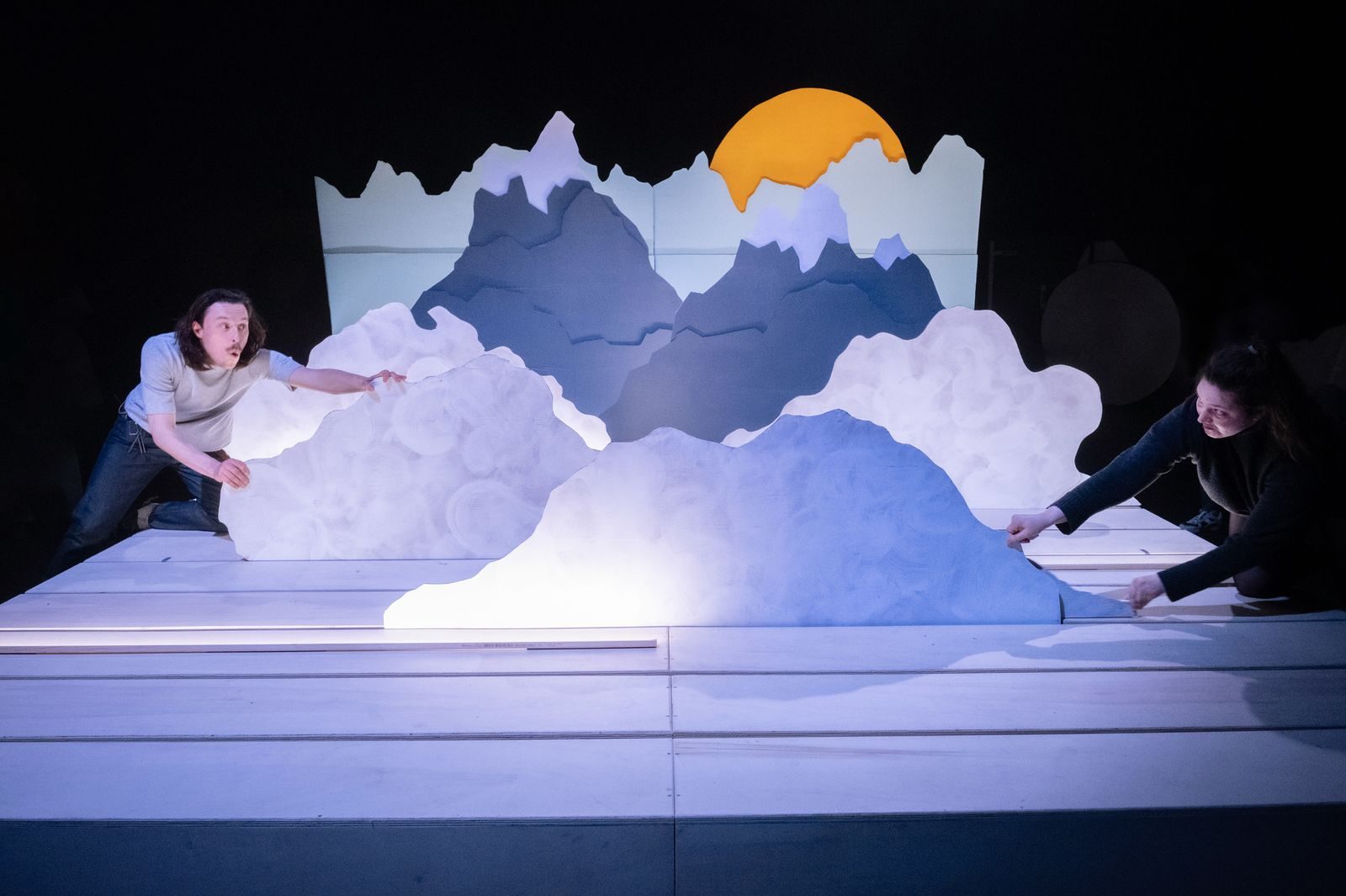 ER RENT EEN BERG VOORBIJ